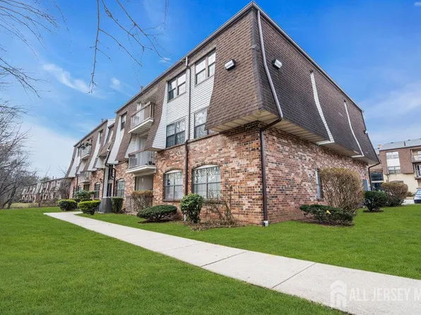603 Green Hollow Dr, Iselin, NJ 08830
