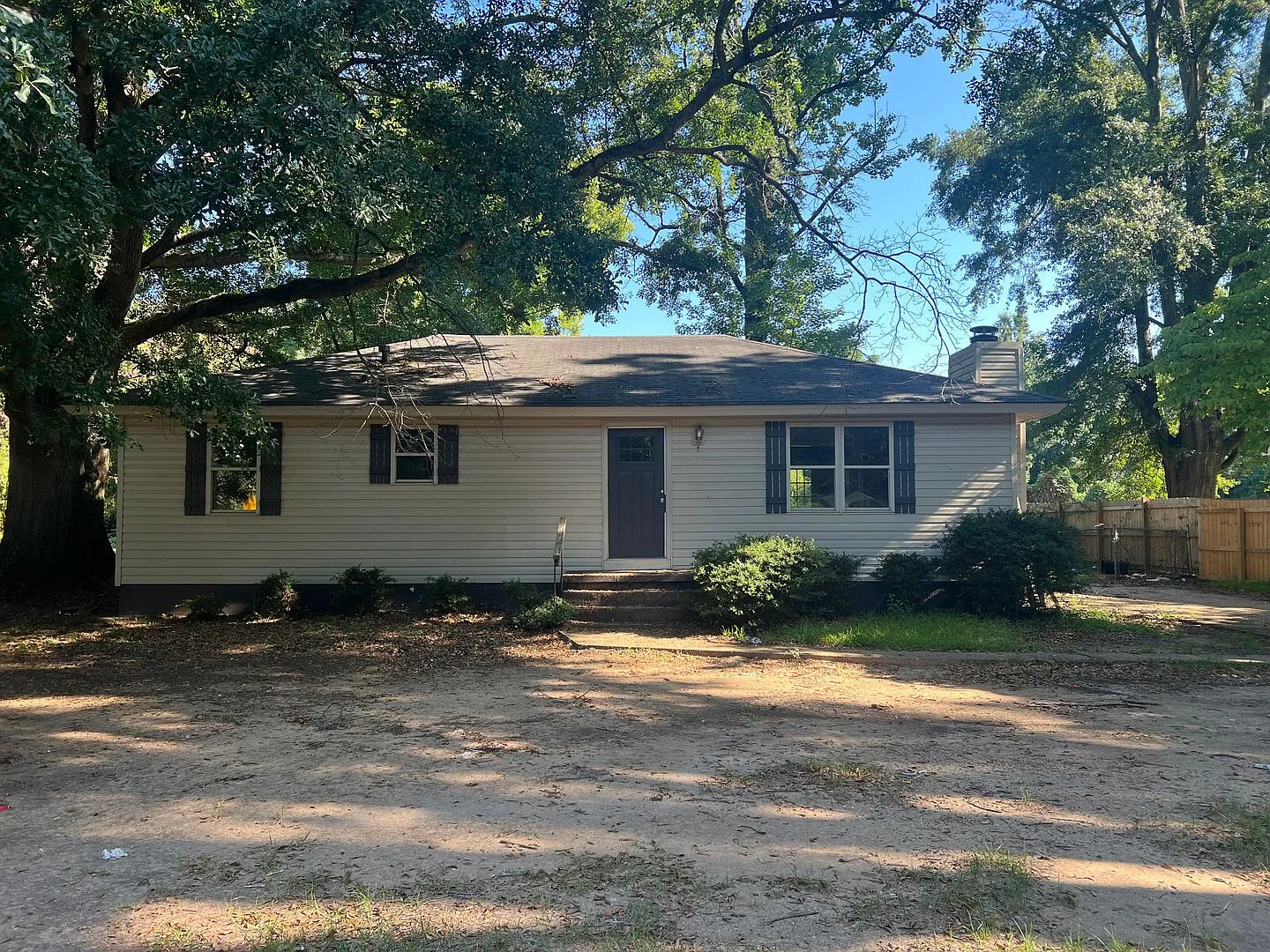 3 bedroom 1 bathroom home off Skyland Blvd — Photo 1