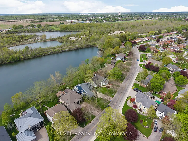 661 Clarence St — Photo 47