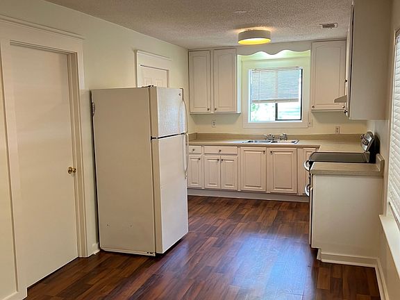 3rd image of 35 Bay Breeze Dr