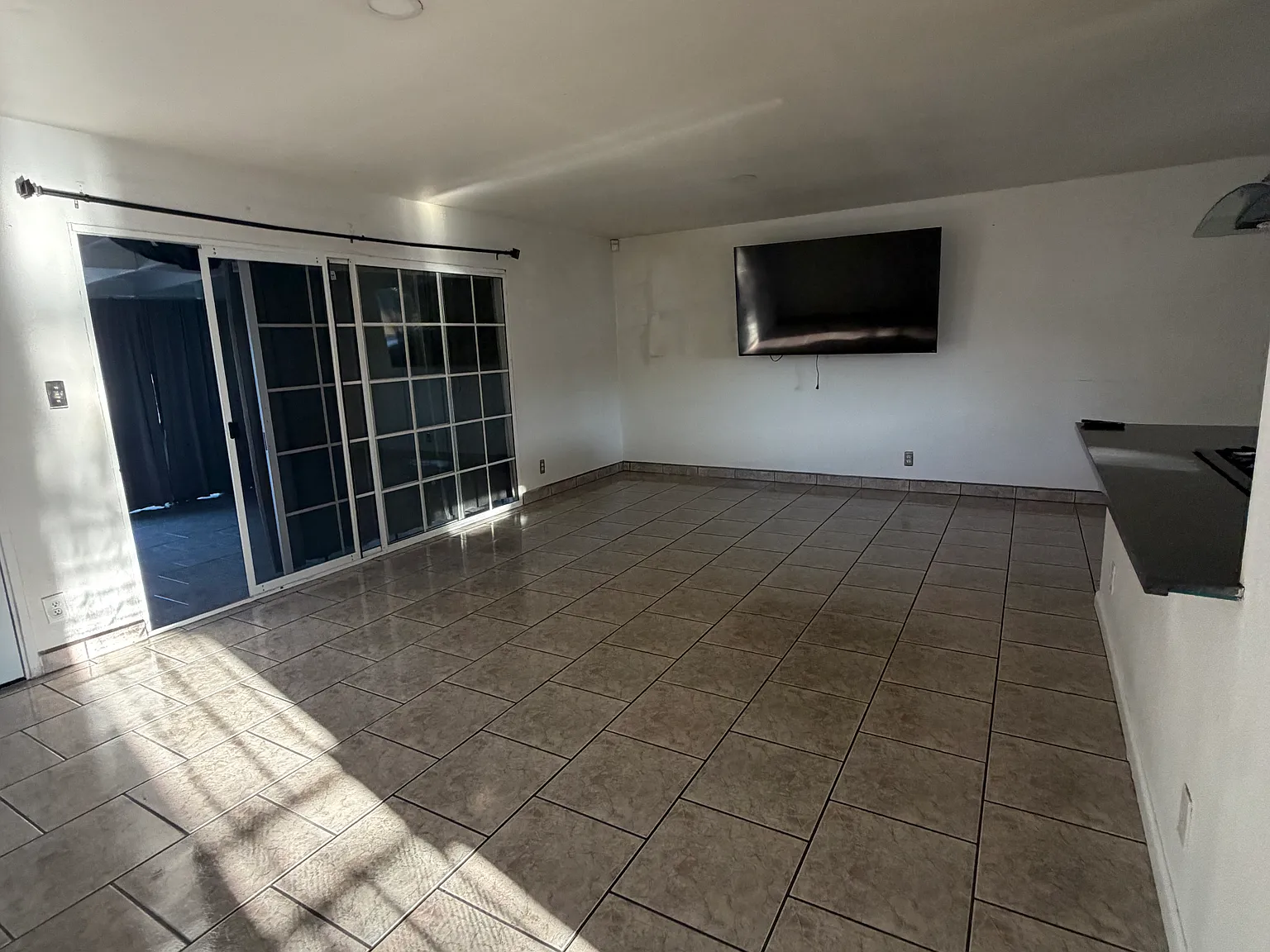 3 bed, 1100 sqft, $3,100 — Photo 2