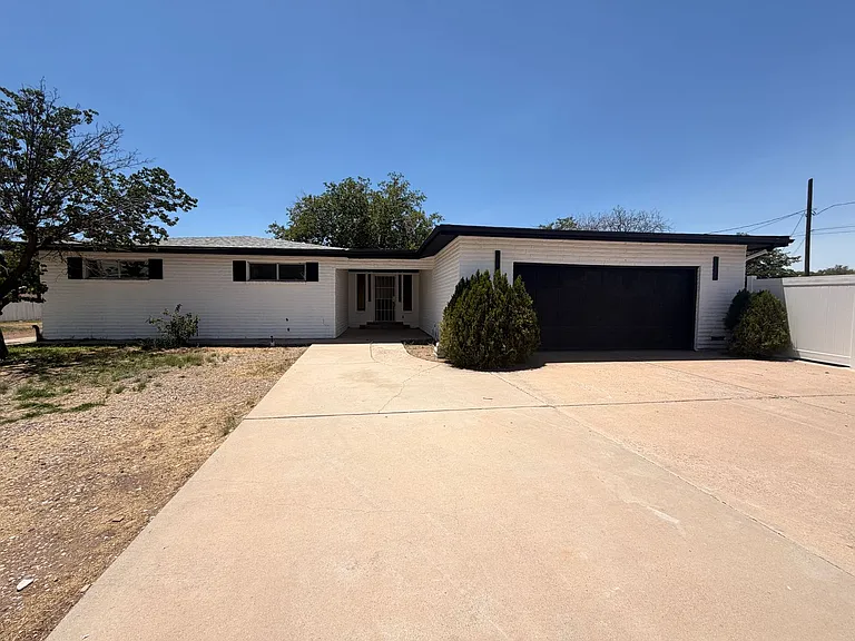824 Ortega Rd NW — Photo 1