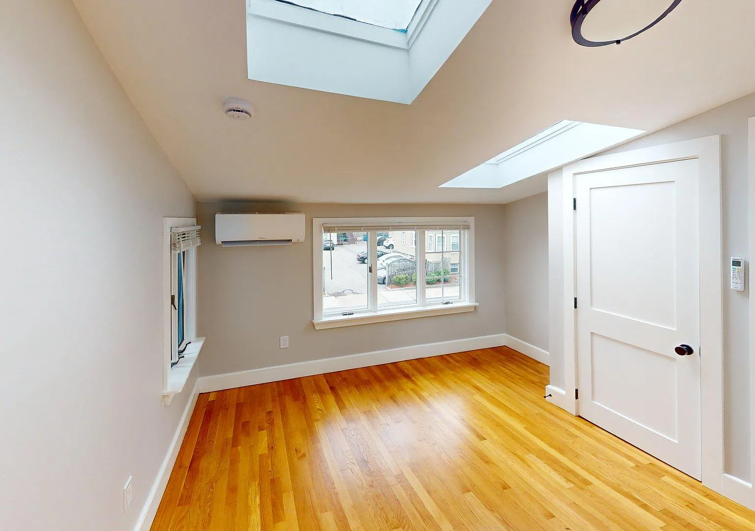 5 bed, 1834 sqft, $5,995 — Photo 4