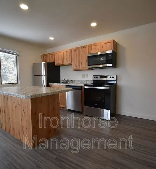 801 W Villard St #37 — Photo 4