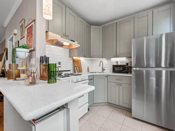 517 Clinton Street image 5 of 33