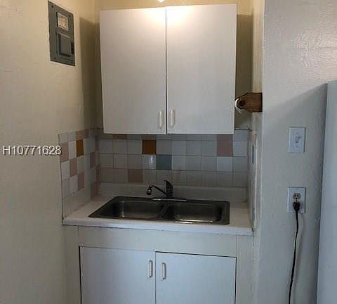 5th image of 1425 N 58th Ave