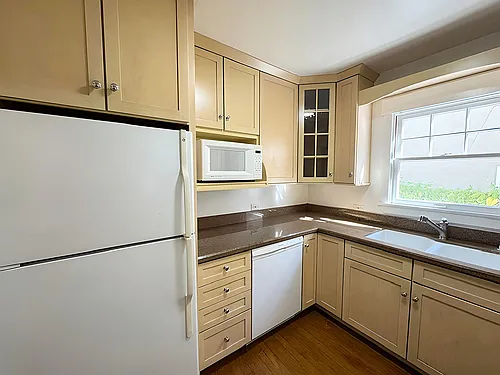 616 N Beachwood Dr — Photo 4
