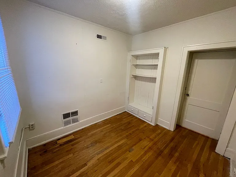 506 Kirby St E — Photo 21