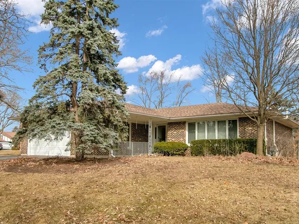 1040 E Grissom Dr, Palatine, IL 60074