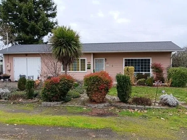1061 NW Keasey St, Roseburg, OR 97471