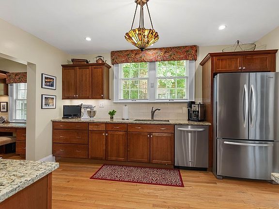 3rd image of 107 Circle Rd