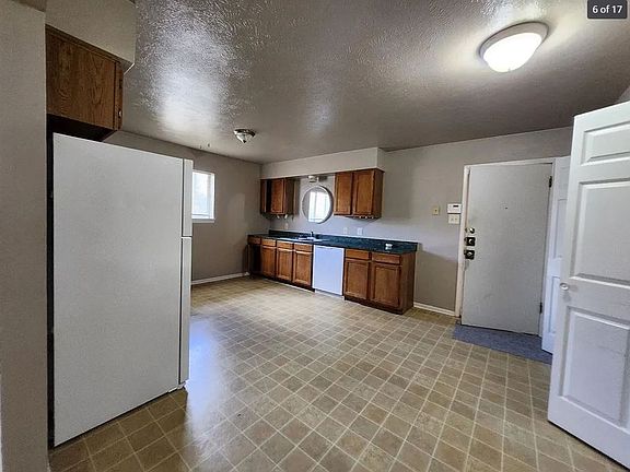5th image of 907 Barry Dr