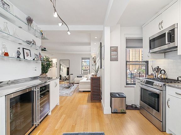 3rd image of 319 E 50th St APT 9G