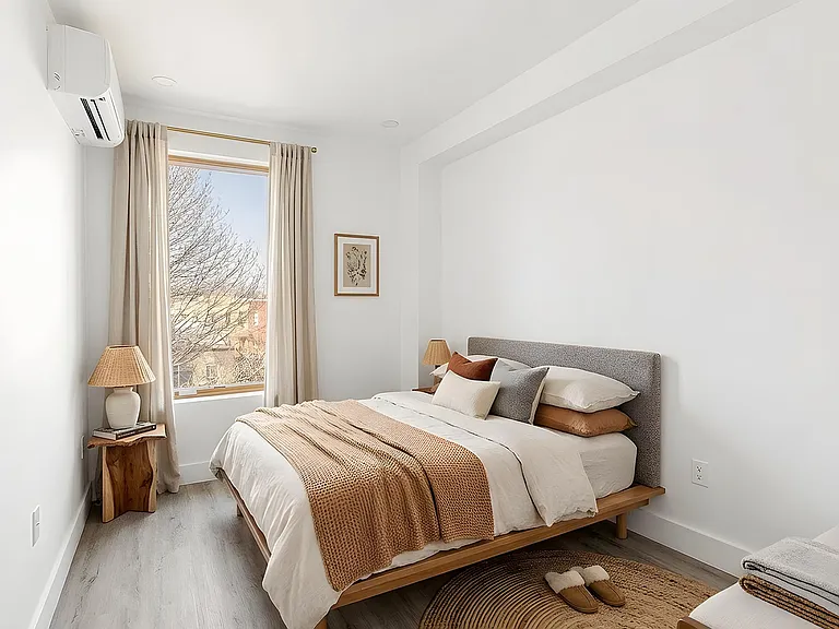 135 Moffat St #2R — Photo 4