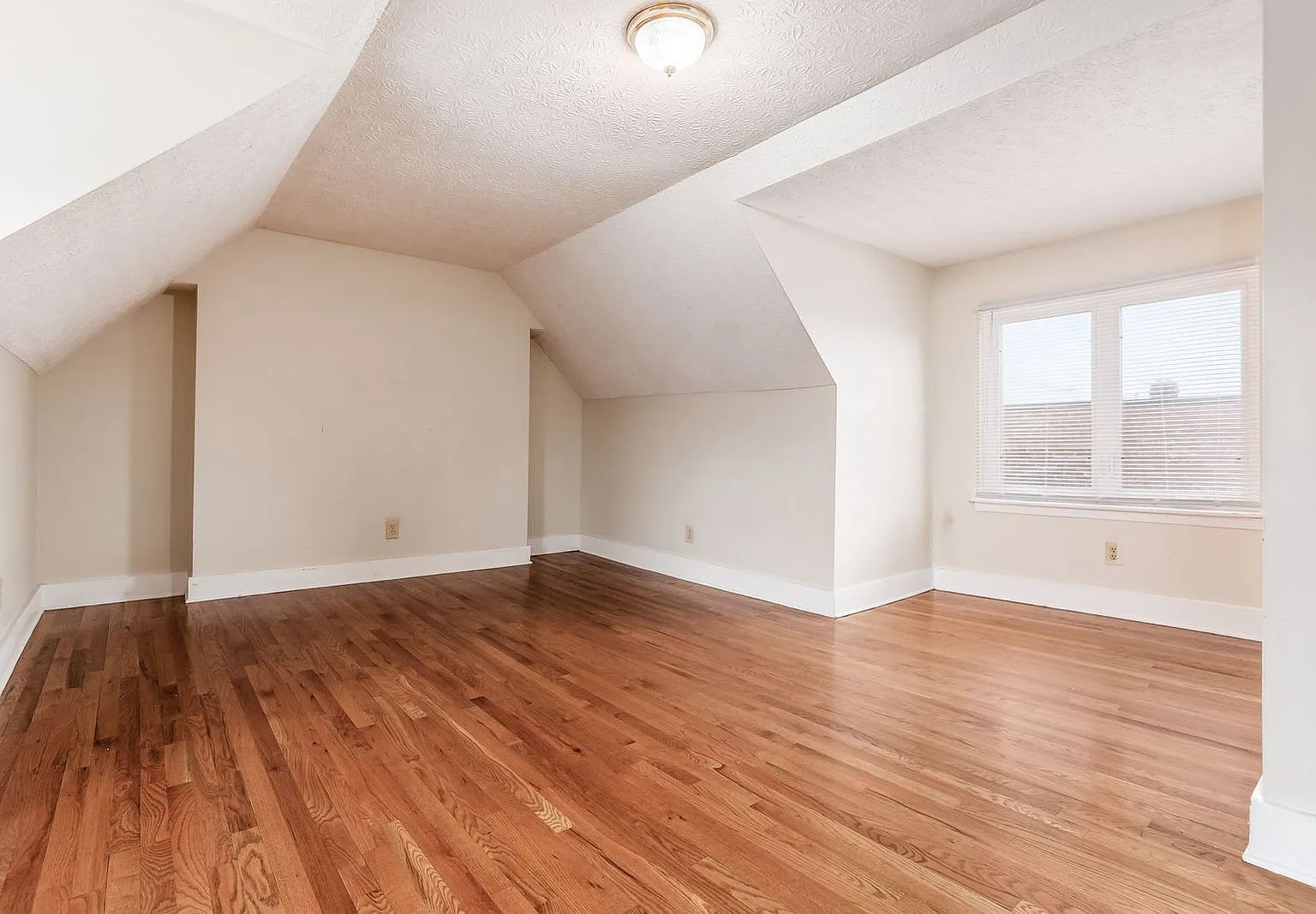 4 bed, 1.0 bath, $1,760 — Photo 1