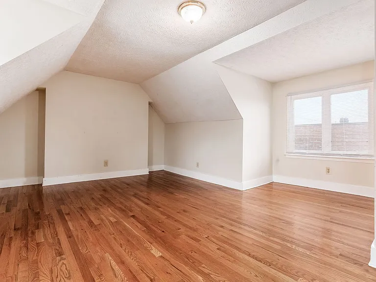 1371 Summit St #C — Photo 17
