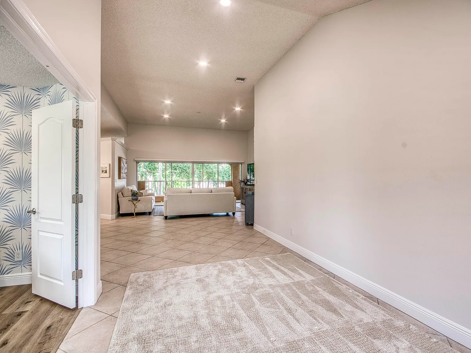 3 bed, 2.0 bath, 2072 sqft, $10,000 — Photo 2
