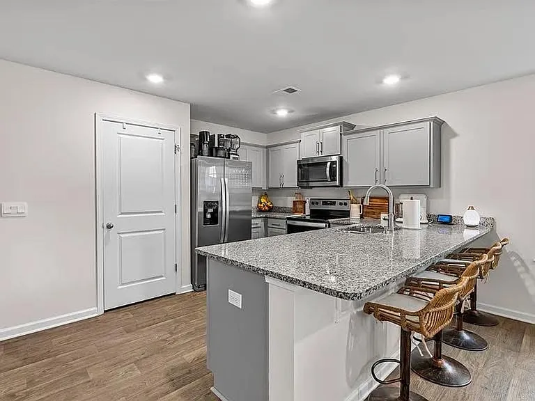 1098 Belmont Green Rd — Photo 3
