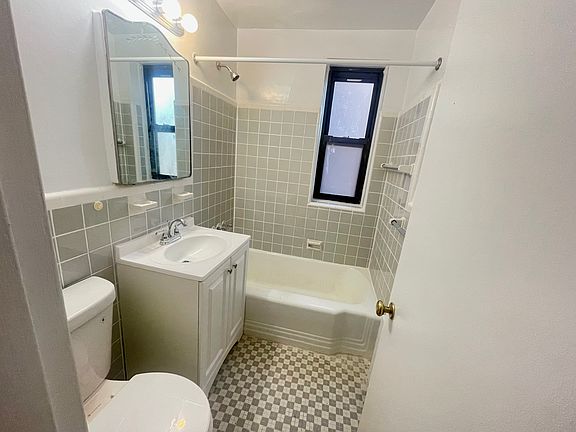 3rd image of 10 Franklin Ave APT 4J