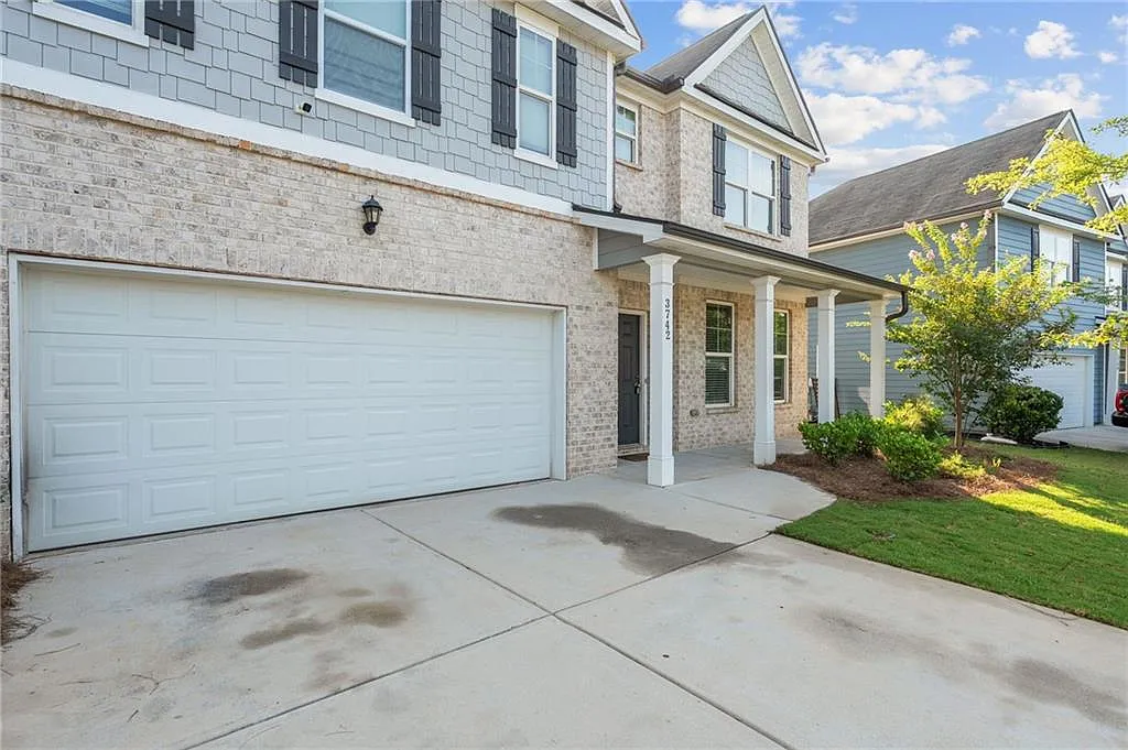 4 bed, 2.5 bath, 2855 sqft, $2,650 — Photo 2