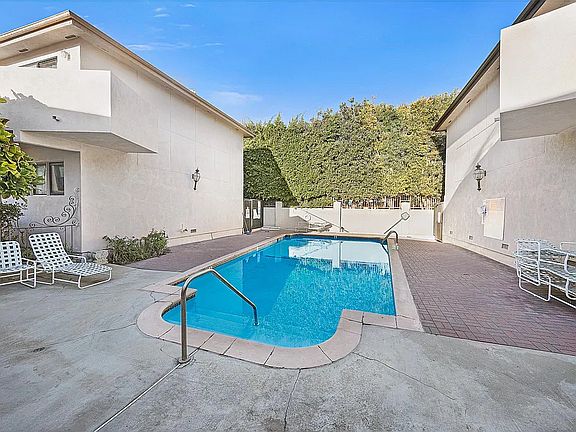 3rd image of 416 San Vicente Blvd