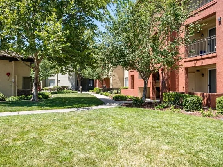 Villagio Luxury Apartments — Photo 16