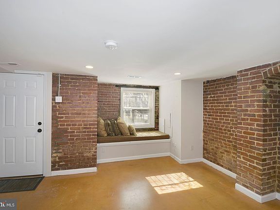 5th image of 2721 Ontario Rd NW APT B