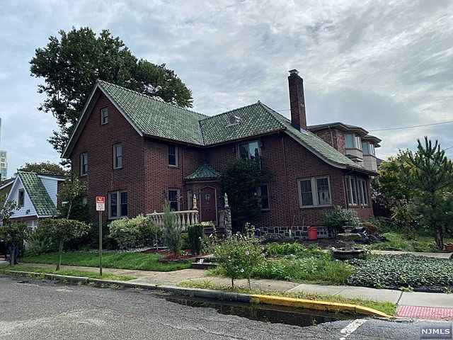 1st image of 391 Nelson Ave