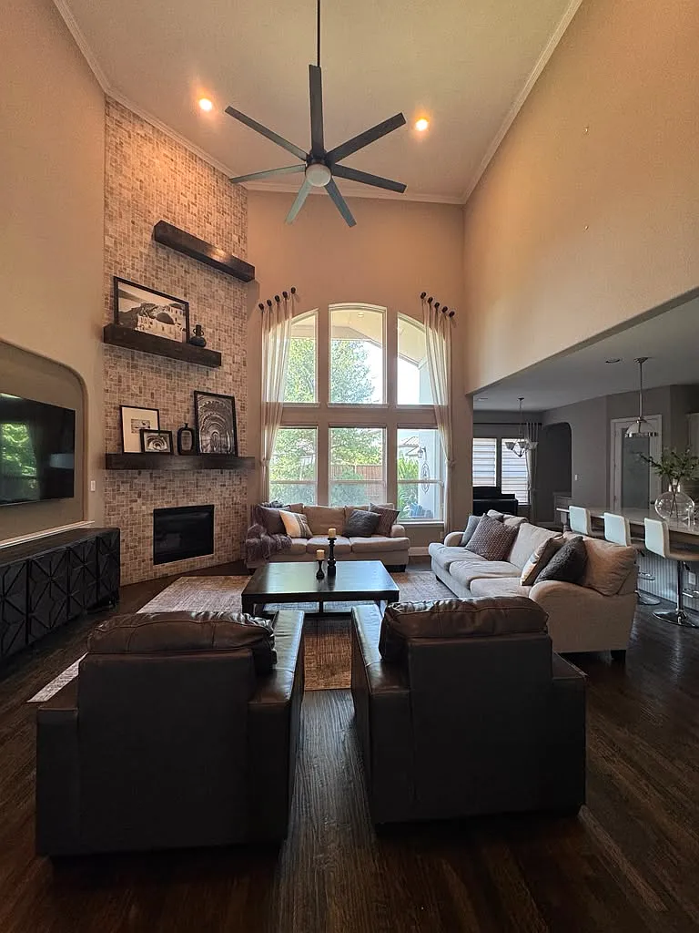 5 bed, 5.5 bath, 5174 sqft, $7,800 — Photo 3