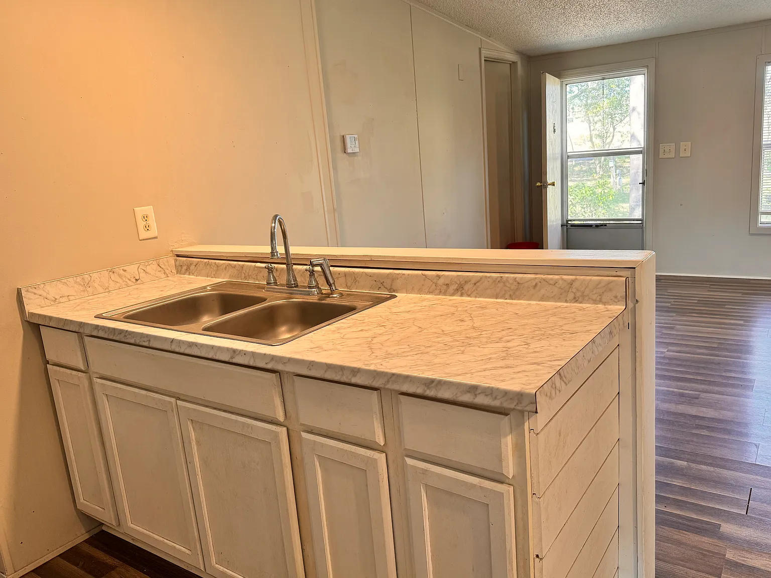 2 bed, 960 sqft, $1,700 — Photo 2