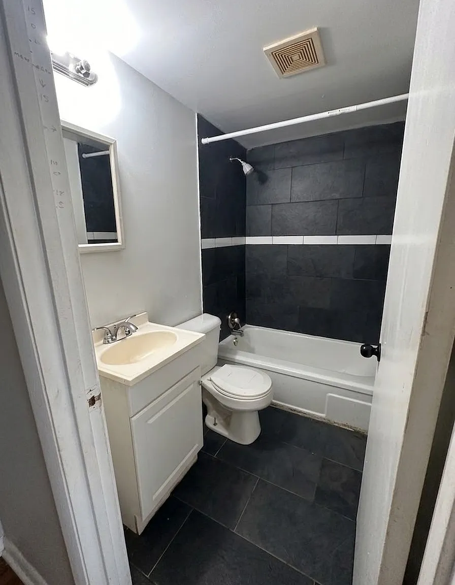 8534 N Broadway St — Photo 2