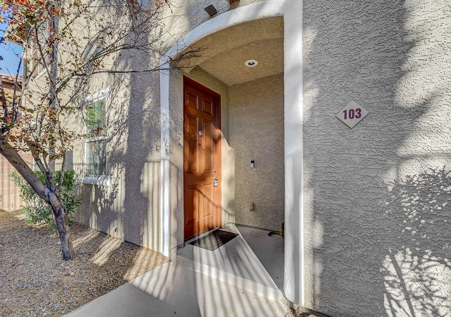 Beautiful 2-Story Townhouse — Photo 2