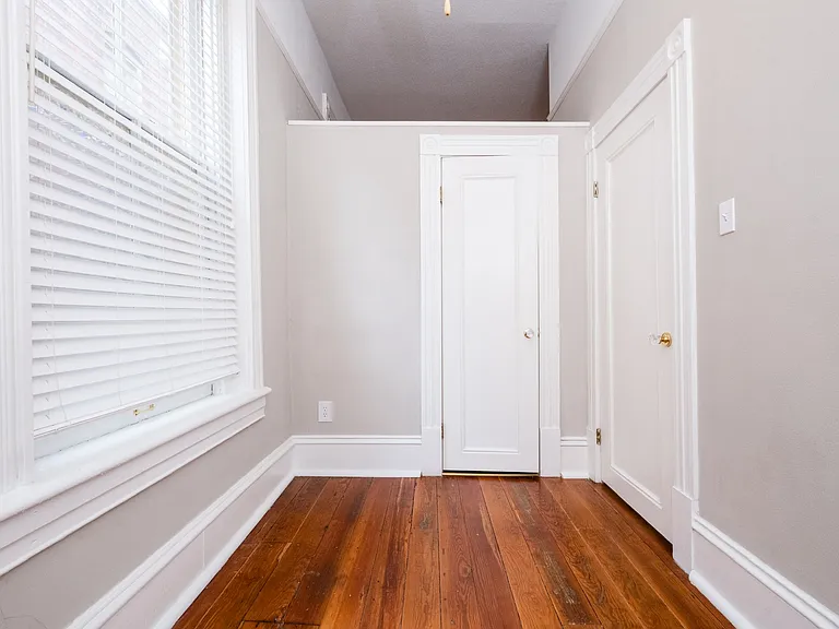 221 E 10th St #1 — Photo 16