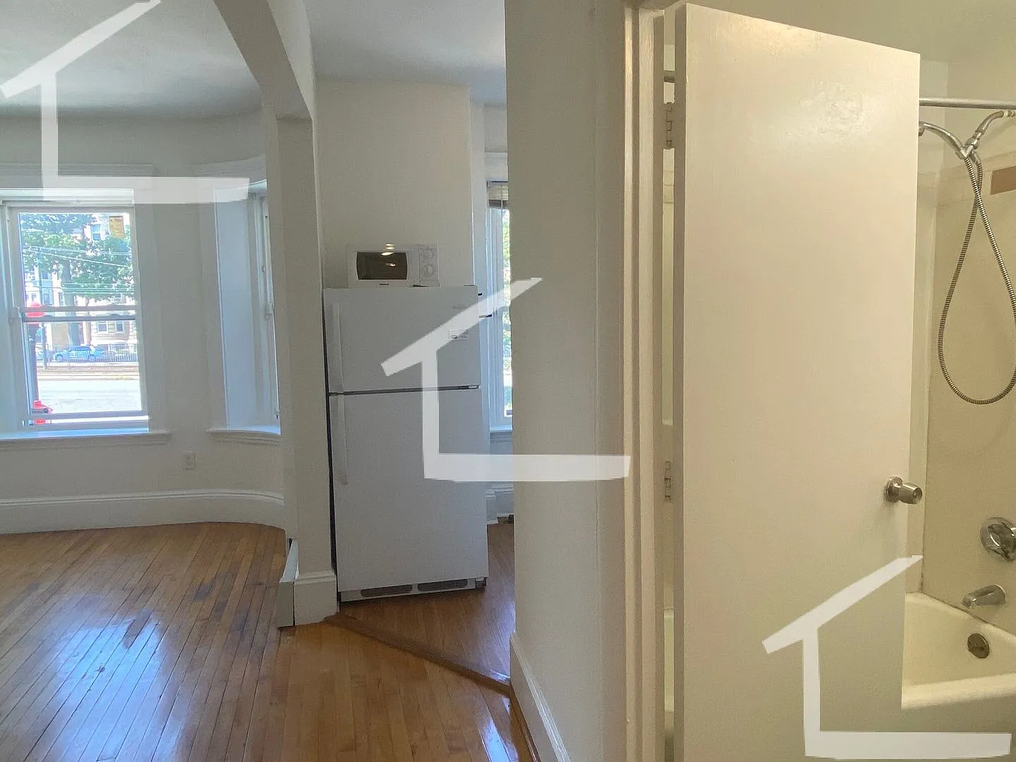 Ridiculous renovation in the living room including 'metal object' — Photo 1