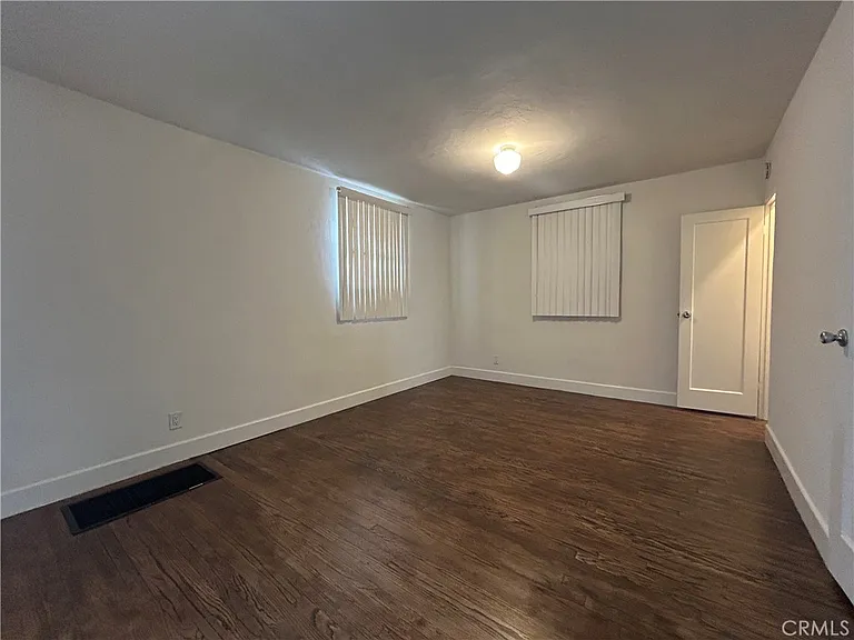 214 E Stocker St #B — Photo 14