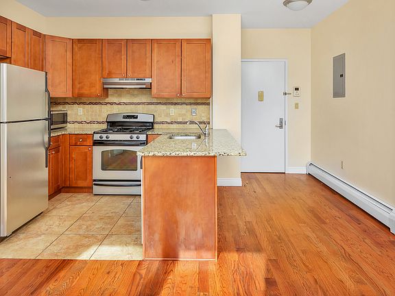 3rd image of 12-01 Jackson Ave #F7