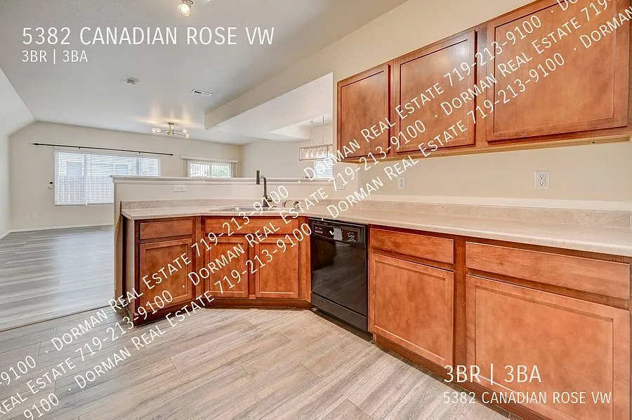 Bright & updated two story townhome, easy access to Powers! — Photo 4