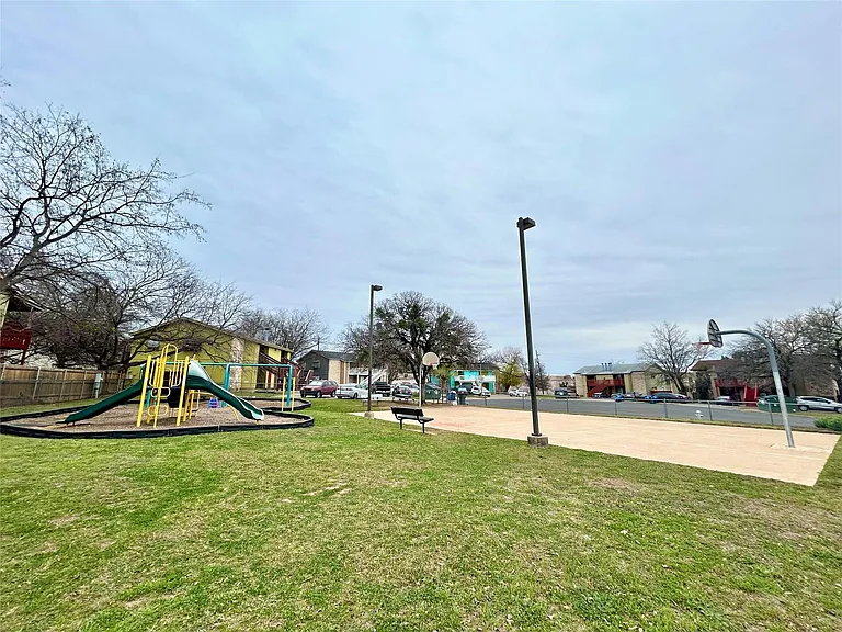 2300 Cedrick Cv #B — Photo 25