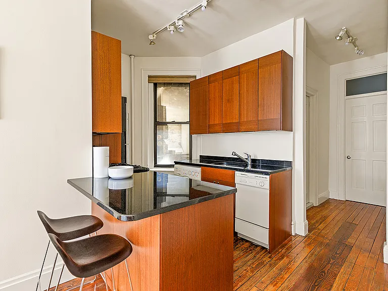 131 Thompson St #4F — Photo 2