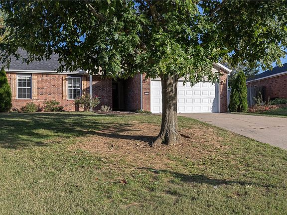 4th image of 924 S Eastview Dr