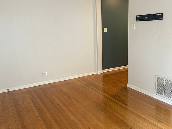 3rd image of 4240 N Clarendon Ave APT 411S