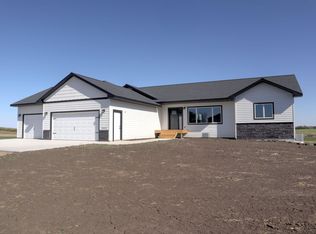2022 Harvest Creek Ln, Madison, SD 57042