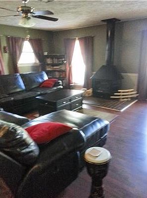 3rd image of 922 Maureen St