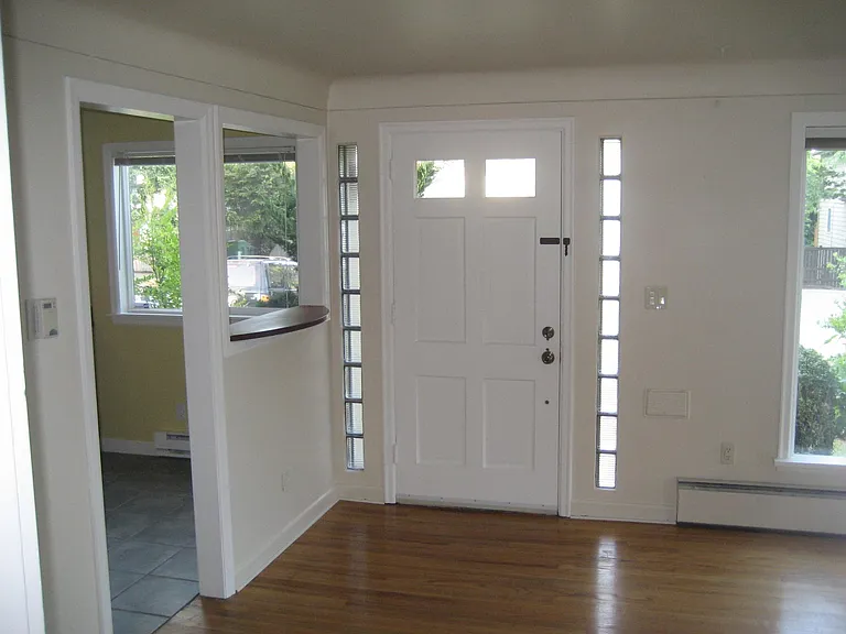 5511 39th Ave NE — Photo 3