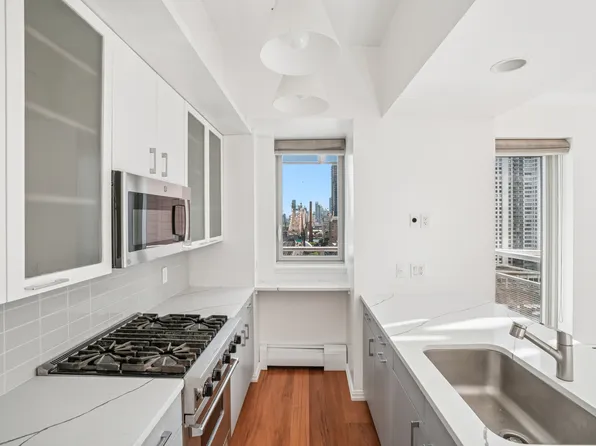 205 East 59th Street image 3 of 30