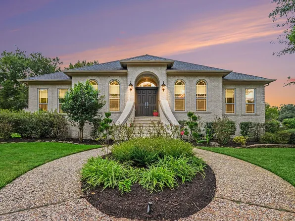 501 Providence Dr, Friendswood, TX 77546