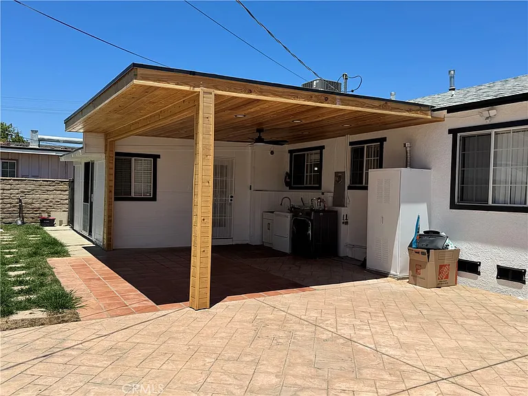 8739 Tyrone Ave — Photo 30