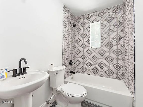5th image of 402 Edgewood St