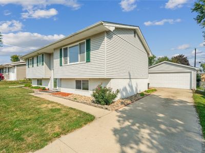 1284 Rainbow Blvd, Hiawatha, IA, 52233