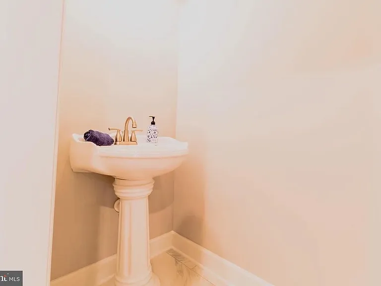 1212 James St — Photo 8